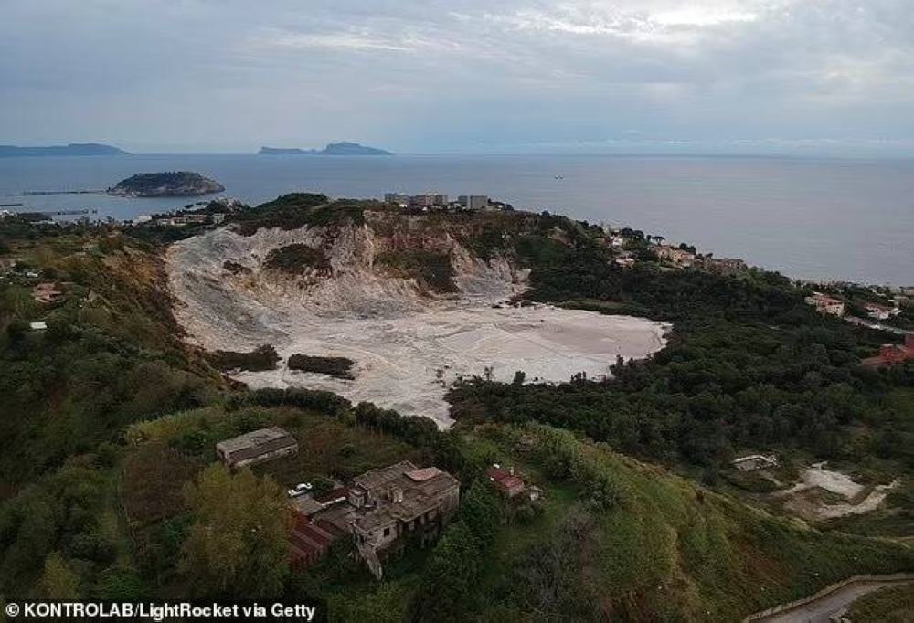 بركان إيطاليا العملاق يهدد نابلس.. تحذيرات من ثوران وشيك بركان إيطاليا العملاق يهدد نابلس.. تحذيرات من ثوران وشيك