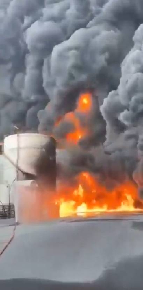 الإمارات تسيطر على حريق في ميناء الحمرية الإمارات تسيطر على حريق في ميناء الحمرية