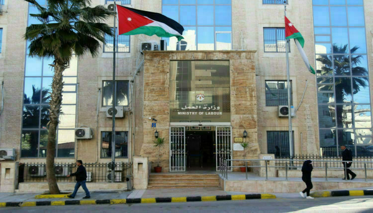العمل: التغييرات على مهنة “عامل نظافة” خاصة بالعمالة غير الأردنية بالعمارات السكنية فقط