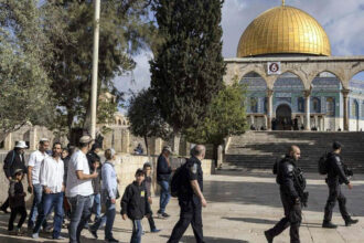 مستوطنون يقتحمون باحات الاقصى بحراسة شرطة الاحتلال​ 