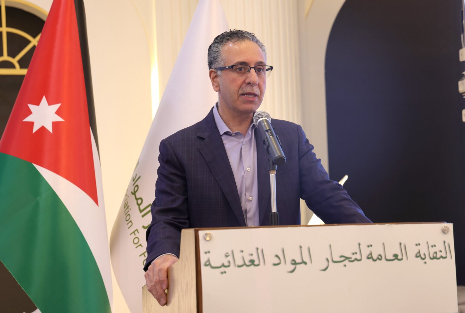 وزير الصناعة يؤكد أهمية قطاع المواد الغذائية وارتباطه بالأمن الوطني