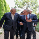الملك يزور إياد علاوي في منزله معزيا بوفاة نجله