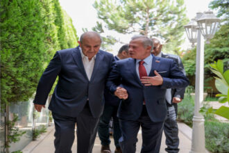 الملك يزور إياد علاوي في منزله معزيا بوفاة نجله