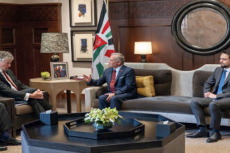 الملك يستقبل مستشار الأمن القومي البريطاني في قصر الحسينية