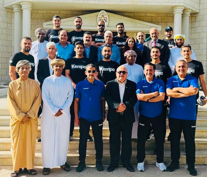 السفيرة النعيمات تكرّم منتخب اليد الشاطئية في عُمان