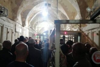 الاحتلال يمنع الفلسطينيين من أداء صلاة الفجر في الحرم الإبراهيمي​ 