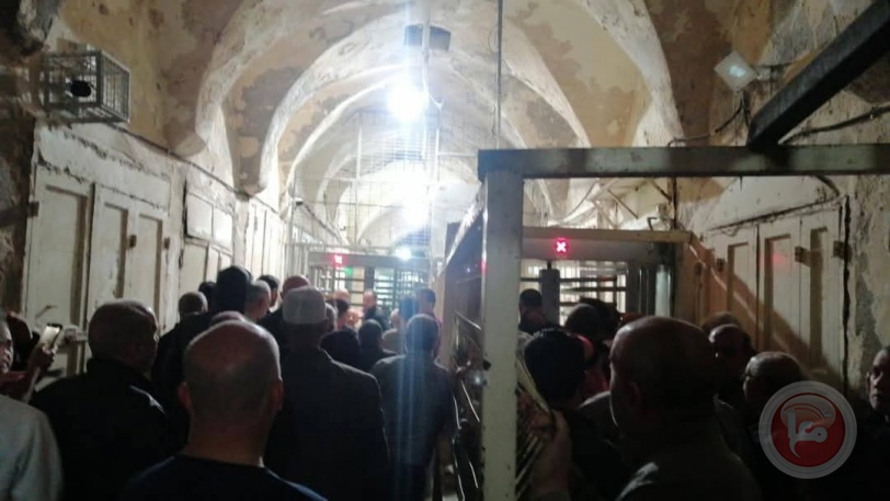 الاحتلال يمنع الفلسطينيين من أداء صلاة الفجر في الحرم الإبراهيمي​ 