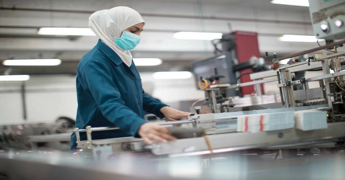 النساء يشكلن 37 % من إجمالي العاملين بالقطاع الصناعي