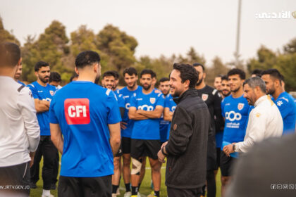ولي العهد يتابع استعدادات نشامى المنتخب الوطني لكرة القدم لمواجهة نظيره العُماني