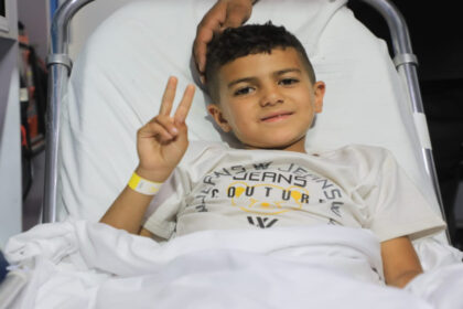 القوات المسلحة الأردنية تُجلي طفلين مرضى من غزة