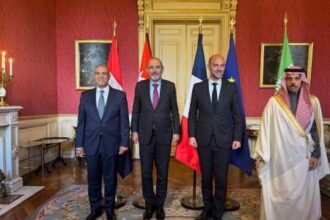 الصفدي واللجنة العربية-الإسلامية يبحثون أوضاع غزة مع بارو في باريس