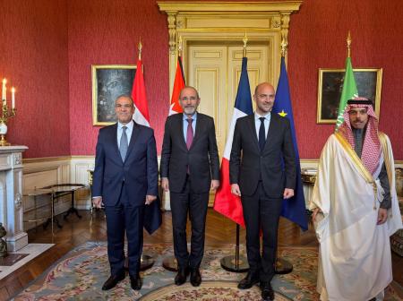 الصفدي واللجنة العربية-الإسلامية يبحثون أوضاع غزة مع بارو في باريس