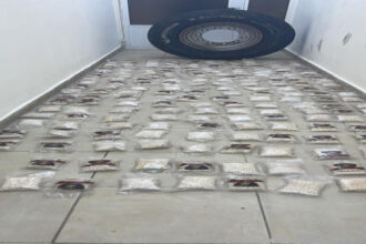 إحباط محاولة تهريب 200 ألف حبة مخدرة داخل إطار مركبة شحن والقبض على 3 متورطين في القضية