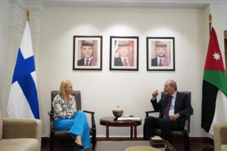 وزير الخارجية يبحث ونظيرته الفنلندية العلاقات الثنائية وتطورات الأوضاع في المنطقة
