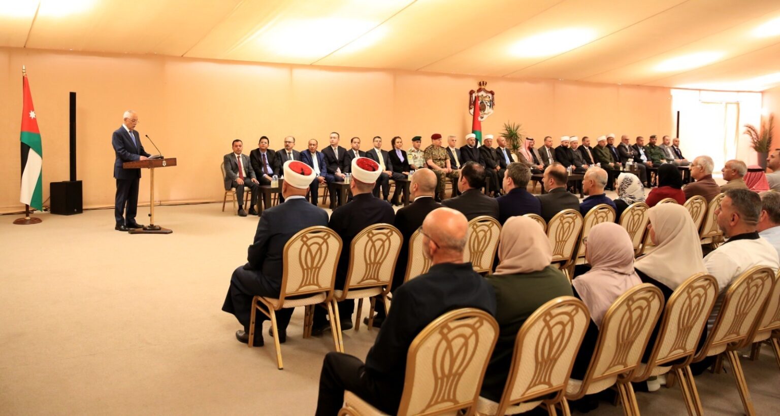 مندوباً عن الملك.. العيسوي يودع بعثة حج المكرمة الملكية لأسر الشهداء والمصابين العسكريين مندوباً عن الملك.. العيسوي يودع بعثة حج المكرمة الملكية لأسر الشهداء والمصابين العسكريين