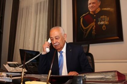 رئيس الديوان الملكي ينقل للأب إلياس حداد تمنيات الملك وولي العهد له بالشفاء