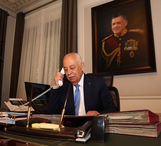 رئيس الديوان الملكي ينقل للأب إلياس حداد تمنيات الملك وولي العهد له بالشفاء رئيس الديوان الملكي ينقل للأب إلياس حداد تمنيات الملك وولي العهد له بالشفاء