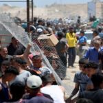 شهيدان وعشرات الجرحى خلال محاولتهم الوصول إلى مركز المساعدات في رفح​ 