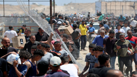شهيدان وعشرات الجرحى خلال محاولتهم الوصول إلى مركز المساعدات في رفح شهيدان وعشرات الجرحى خلال محاولتهم الوصول إلى مركز المساعدات في رفح