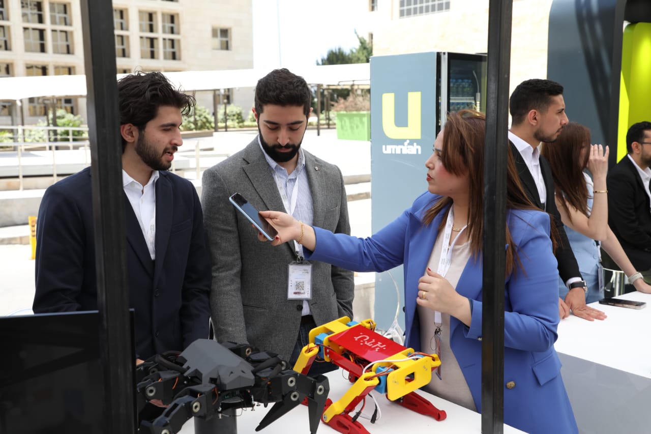 “روبوت العنكبوت”: ابتكار شبابي يتجاوز الطموح في منتدى “التواصل” “روبوت العنكبوت”: ابتكار شبابي يتجاوز الطموح في منتدى “التواصل”