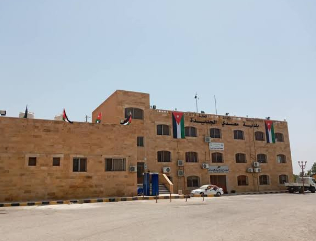 بلدية معدي الجديدة تباشر أعمال إنشاء ملعب مثلث العارضة