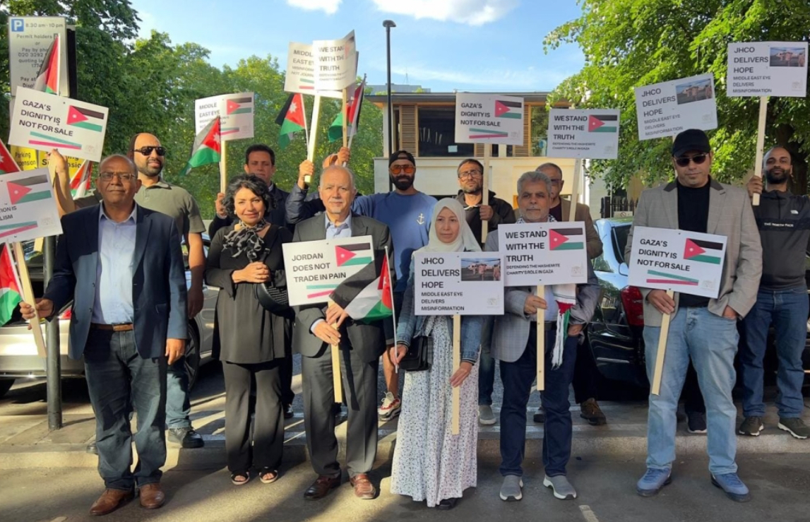 لندن: وقفة احتجاجية أمام “ميدل إيست آي” رفضاً للتقارير الكاذبة بحق الهيئة الخيرية الهاشمية