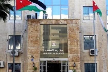 “العمل”: وقف باب الاستقدام لا يشمل العاملين في المنازل