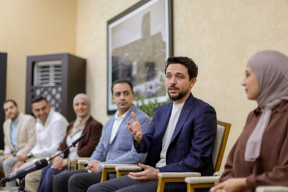 ولي العهد يحاور شبابًا في المفرق