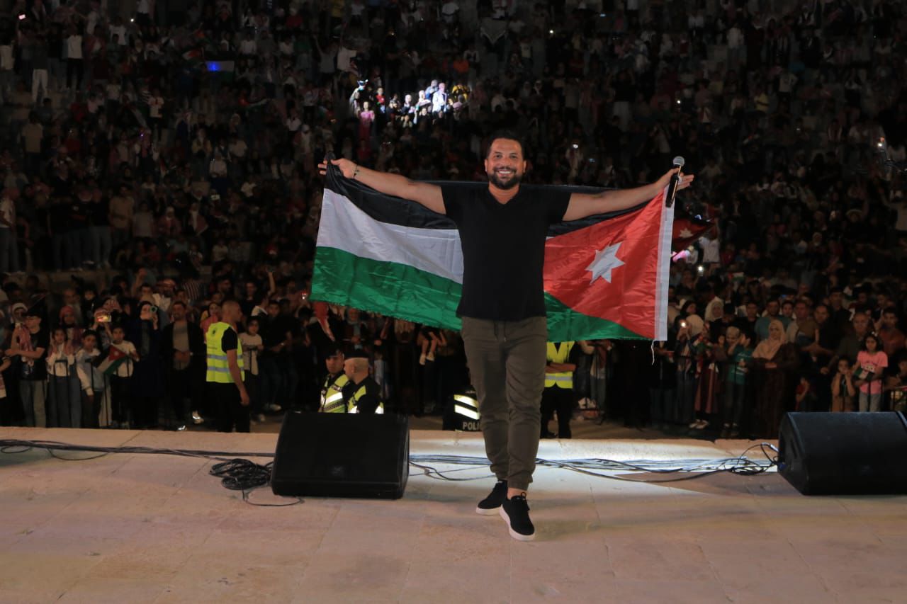 بصوته الأردني الأصيل.. توفيق الدلو يلهب مشاعر الحضور في جرش
