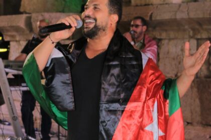 بصوته الأردني الأصيل.. توفيق الدلو يلهب مشاعر الحضور في جرش