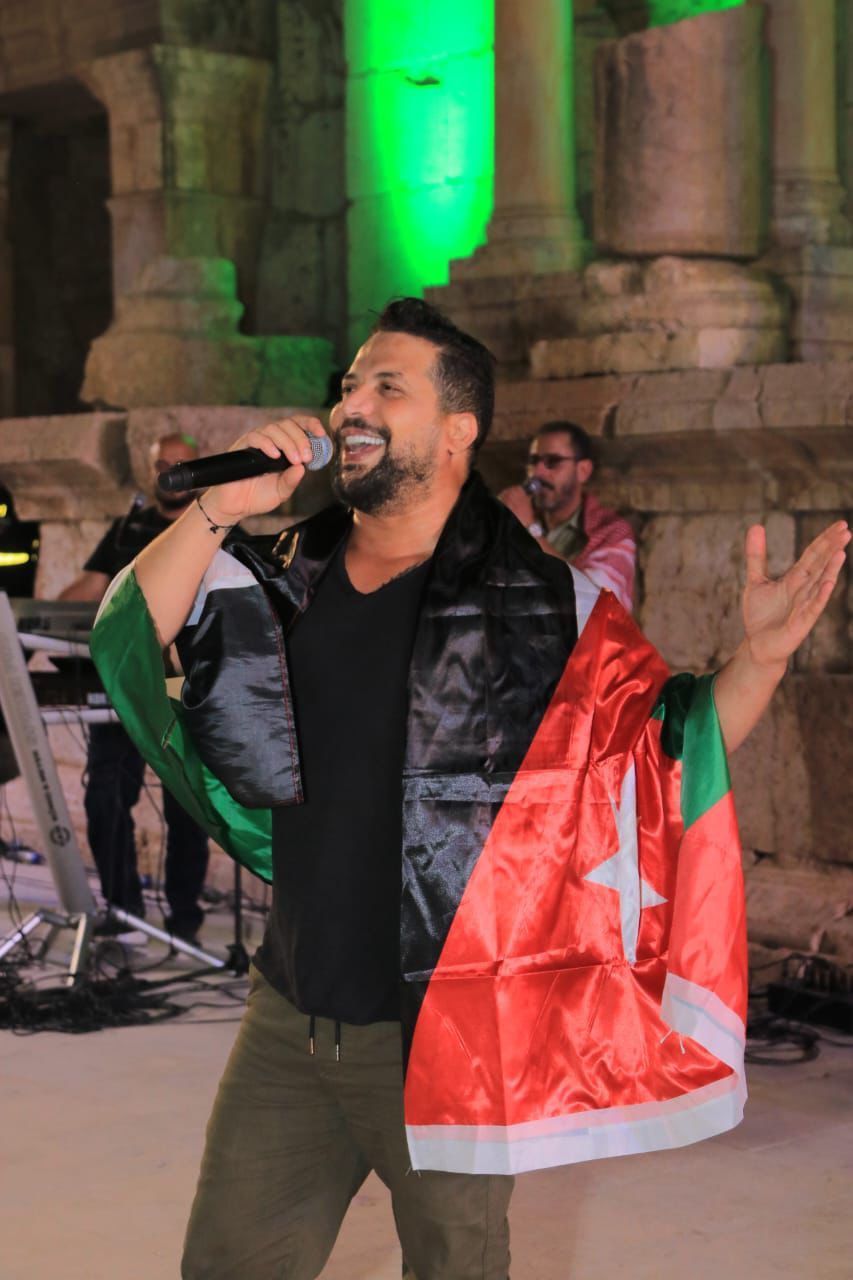 بصوته الأردني الأصيل.. توفيق الدلو يلهب مشاعر الحضور في جرش