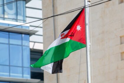 الأردن يرحب بإعلان الرئيس الأميركي رفع العقوبات عن سوريا