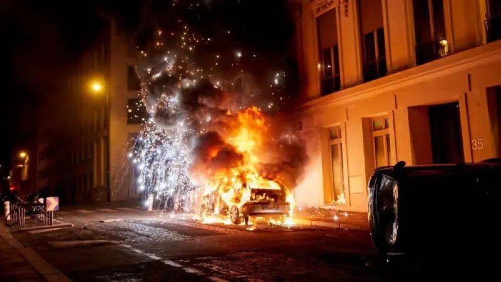 أعمال شغب وحوادث دهس واعتقالات بعد فوز «سان جيرمان» بـ«أبطال أوروبا» أعمال شغب وحوادث دهس واعتقالات بعد فوز «سان جيرمان» بـ«أبطال أوروبا»