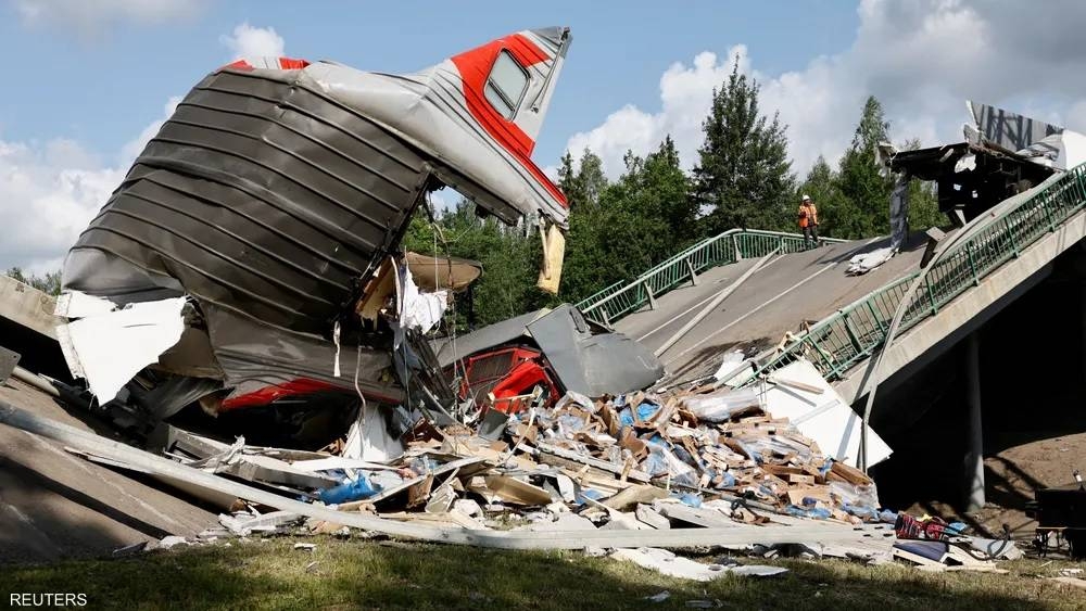 أوكرانيا تفجر قطاراً روسياً.. وموسكو تحقق في استهداف جسرين