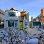 بسبب 3,500 إسترليني.. مقاول يهدم منزلاً بـ 500 ألف