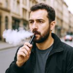 بريطانيا تبدأ رسمياً حظر بيع السجائر الإلكترونية أحادية الاستخدام