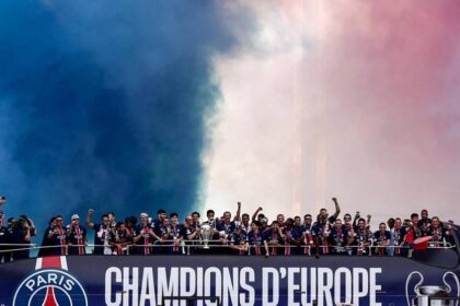 موكب الأبطال يمر من الشانزليزيه.. باريس لا تنام بعد الفوز