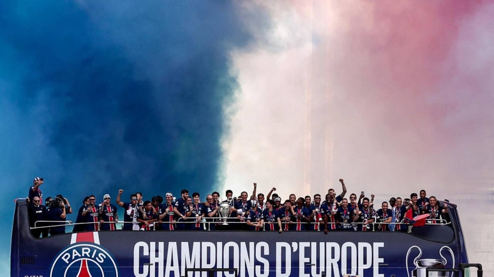 موكب الأبطال يمر من الشانزليزيه.. باريس لا تنام بعد الفوز موكب الأبطال يمر من الشانزليزيه.. باريس لا تنام بعد الفوز