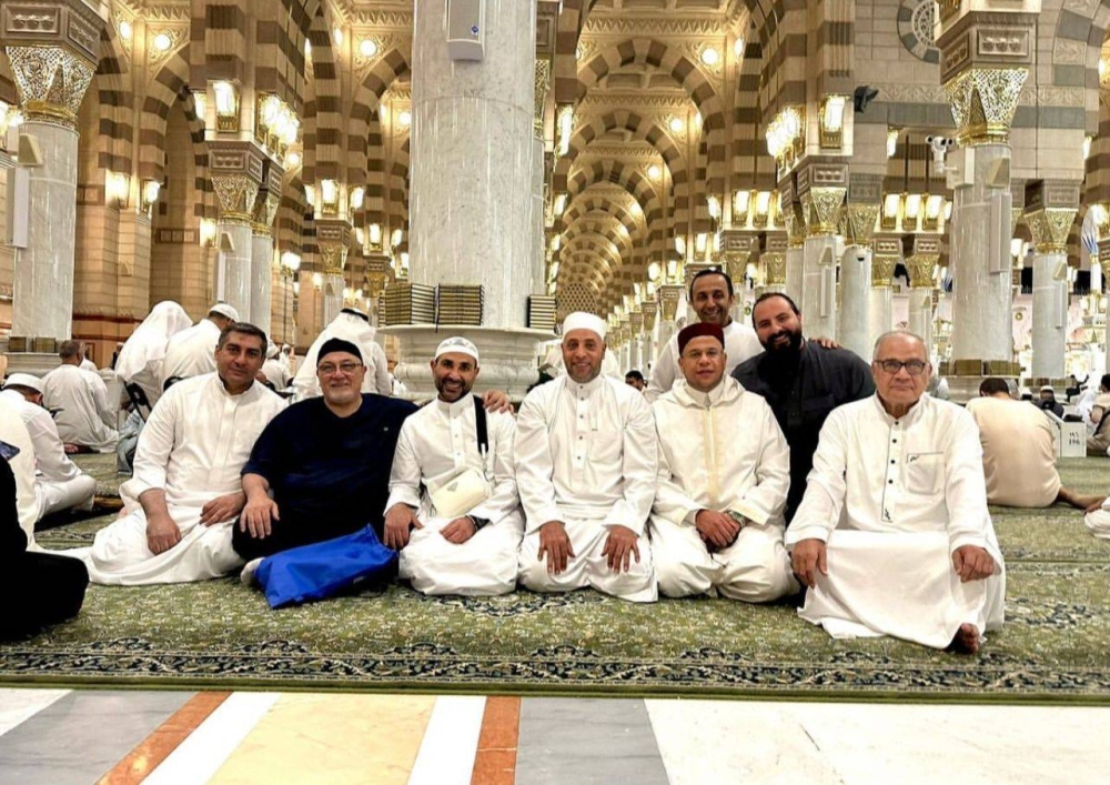 شاركوا متابعيهم لحظات من رحلتهم.. فنانون يتوجهون لأداء مناسك الحج