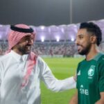 نظرة ثقة.. وابتسامة وعد.. وزير الرياضة يحفّز «الدوسري» قبل المواجهة