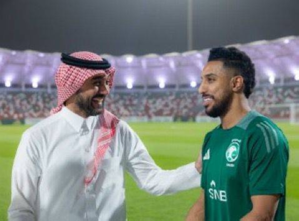 نظرة ثقة.. وابتسامة وعد.. وزير الرياضة يحفّز «الدوسري» قبل المواجهة