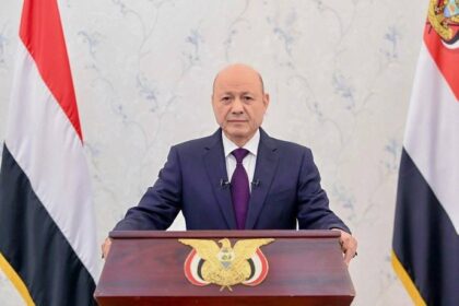 العليمي يجدد التزام الحكومة بتوفير الخدمات وصرف الرواتب واستعادة الدولة