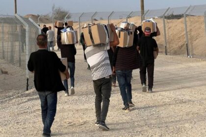 لماذا أغلقت مؤسسة غزة الإنسانية مواقع توزيع المساعدات؟