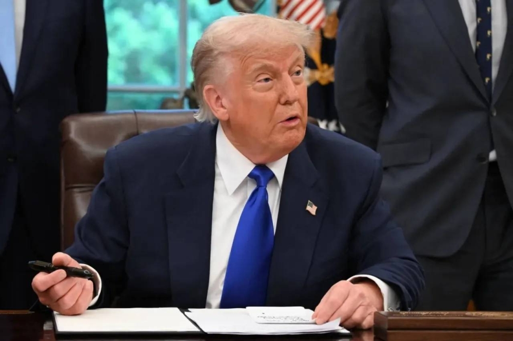 بعد سويسرا.. ترمب يُلحق أيرلندا بـ«القائمة السوداء» بعد سويسرا.. ترمب يُلحق أيرلندا بـ«القائمة السوداء»