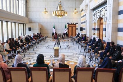بالصور.. الرئيس السوري وزوجته يستقبلان وفداً نسائياً بمناسبة عيد الأضحى