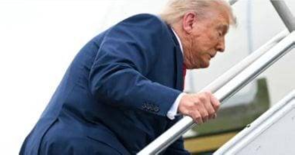 تعثر ترمب وروبيو.. هل الخلل في صحتهما أم في سلم الطائرة ؟ تعثر ترمب وروبيو.. هل الخلل في صحتهما أم في سلم الطائرة ؟