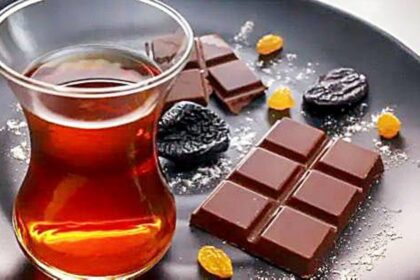 تناول الشوكولاتة مع الشاي يعزز صحة القلب