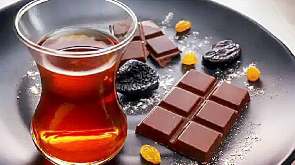 تناول الشوكولاتة مع الشاي يعزز صحة القلب تناول الشوكولاتة مع الشاي يعزز صحة القلب