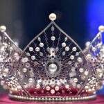 ملكة جمال ترفض تسليم التاج لخليفتها وتحرجها على الهواء