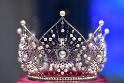 ملكة جمال ترفض تسليم التاج لخليفتها وتحرجها على الهواء